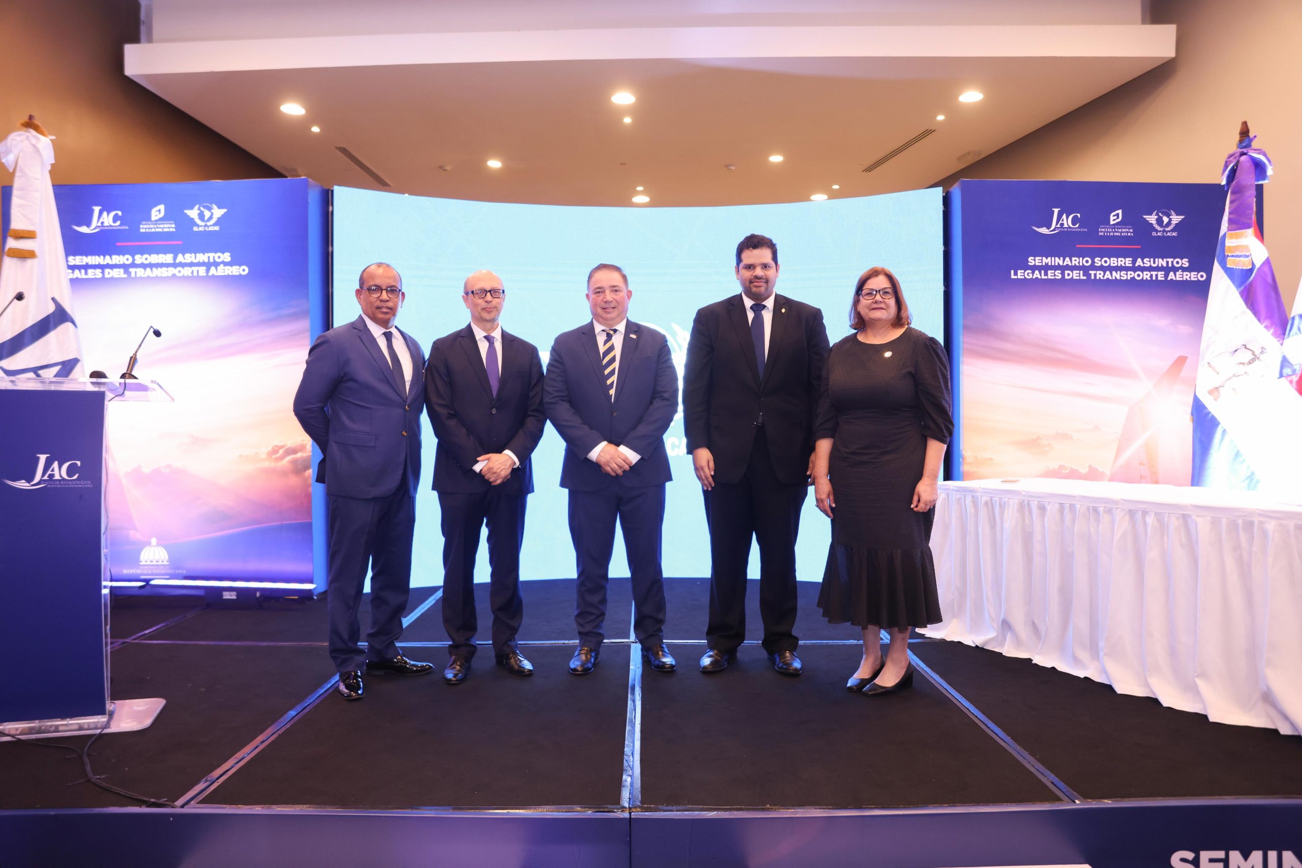 Seminario de Asuntos Legales fortalece la protección de los pasajeros del transporte aéreo