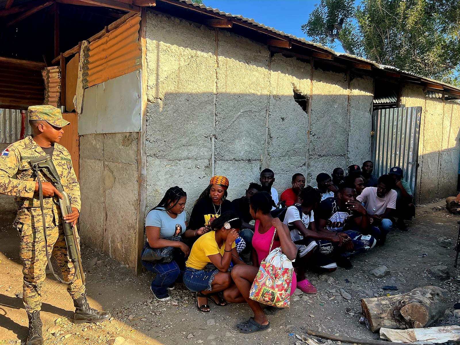 Descubren centro de acopio de inmigrantes haitianos en Elías Piña
