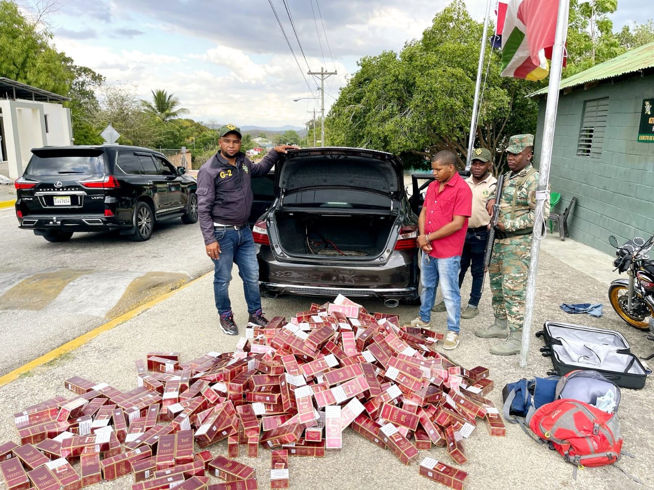 Arrestan miembro Policía Nacional con 80 mil cigarrillos de contrabando en Elías Piña
