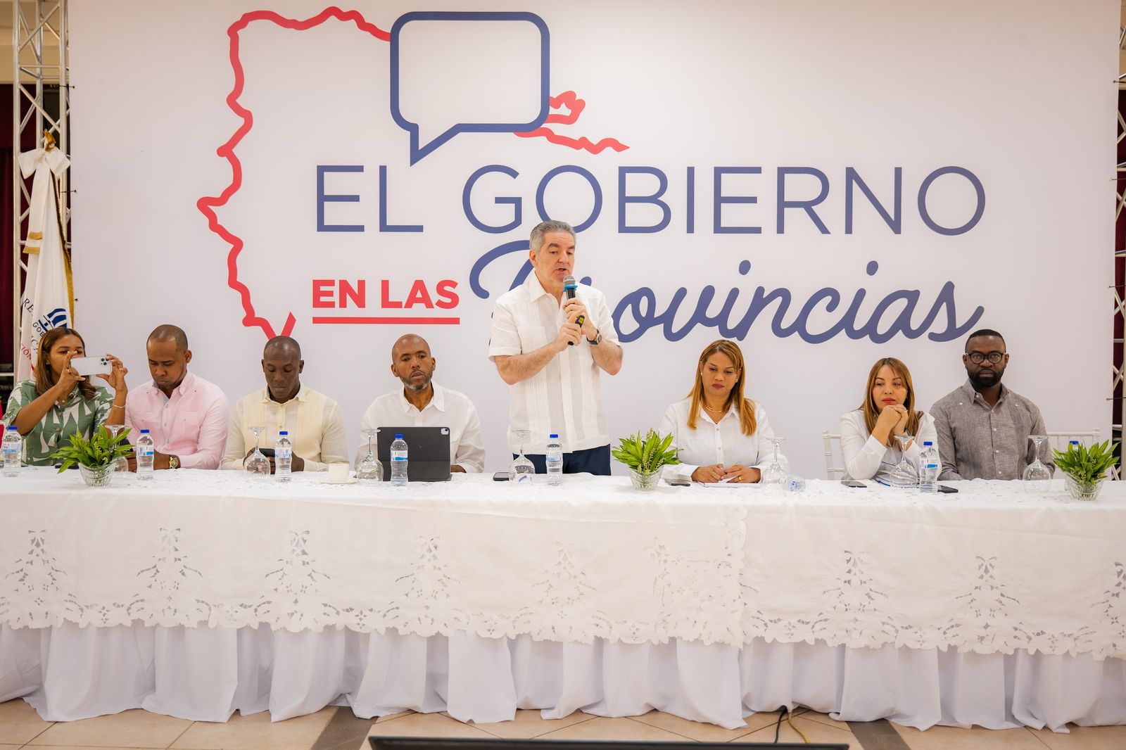 El Gobierno Escucha: Neney Cabrera Lidera Encuentro en La Romana para Atender Necesidades Urgentes