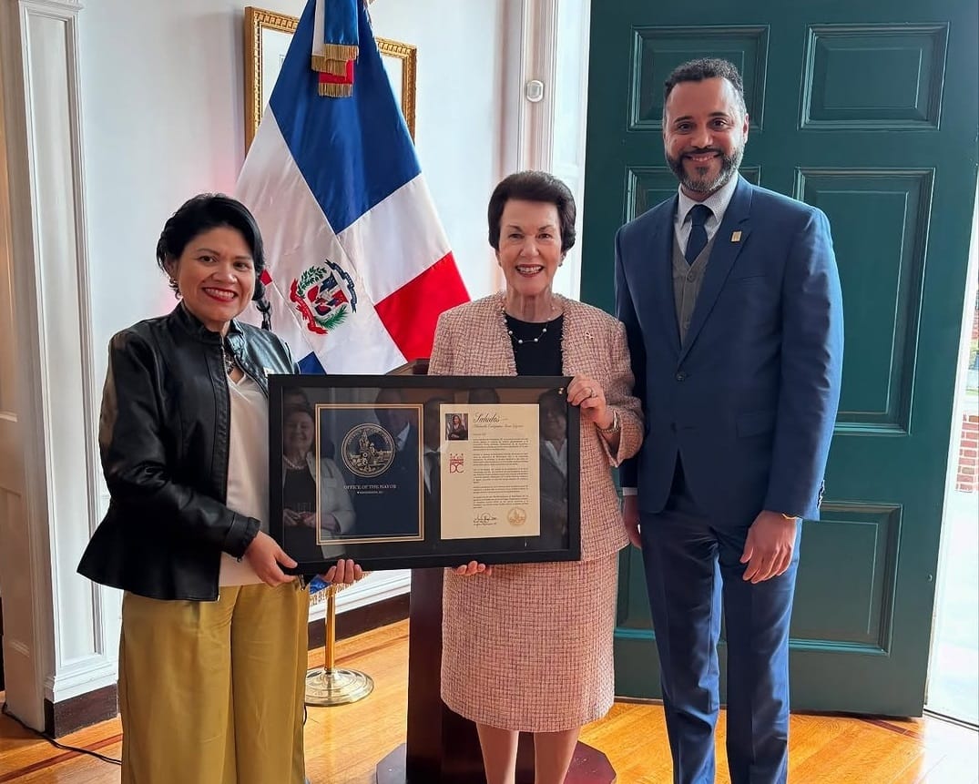 Sonia Guzmán recibe múltiples reconocimientos por su destacada labor como embajadora en EE.UU.