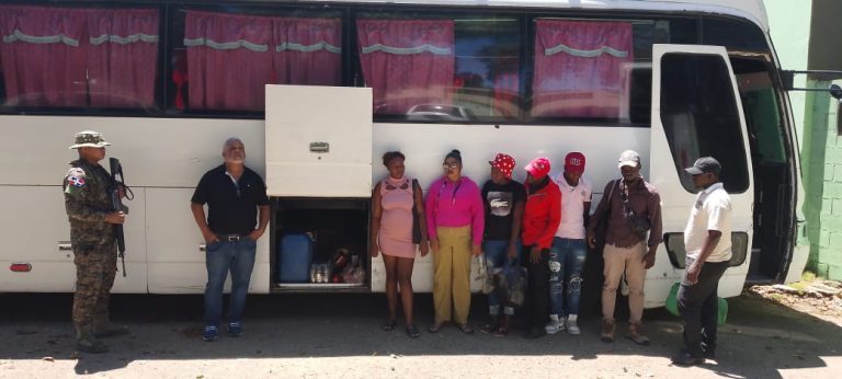 Ejército detiene autobús con contrabando e inmigrantes haitianos en Valverde