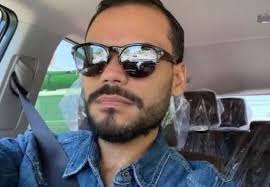 La Procuraduría Especializada Antilavado de Activos y Financiamiento del Terrorismo y la Fiscalía de Montecristi comunicaron el arresto de Yefri Santana Durán, vinculado con el decomiso de 316 láminas de cocaína que serían despachadas en un contenedor con bananas, el 23 de septiembre de 2024 en el Puerto de Manzanillo, Montecristi, con destino a Europa. Días después del decomiso, la Organización Internacional de Policía Criminal (Interpol) dio parte a las autoridades del Ministerio Público cuando Santana intentó salir del país por el Aeropuerto del Cibao en momentos que se había activado su búsqueda. En octubre de 2024 fue localizado en Newark, Estados Unidos, regresando 19 días después cuando ya habían presentado medida de coerción en contra de la estructura. De acuerdo al Ministerio Público, Yefri Santana es conocido por ser líder de la organización desmantelada con la Operación Narcobananas. Este hombre es supuestamente el encargado de transportar en sus vehículos los cargamentos de drogas y lavar los activos de la organización. De acuerdo con un comunicado de prensa, por el hecho también están sometidos a la justicia los socios de la empresa Banalasa, SRL, José Rafael del Carmen Santana Liz y Miguel Tomás Rodríguez Almonte, quienes, siendo representantes de la empresa, fueron los responsables de colocar la sustancia controlada en un sofisticado embalaje de láminas, proceso que debe hacerse dentro de las instalaciones, con un personal a carga. De igual forma, Osiris Peralta Cabrera, Armando José Infante y Roberto Antonio Infante son acusados de formar parte de una estructura criminal dedicada al lavado de activos a través del narcotráfico. En las próximas horas será presentada la medida de coerción contra Santana Durán.