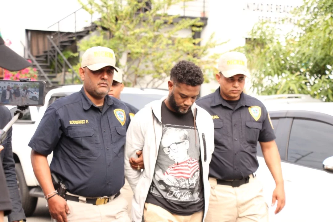 Se entrega teniente acusado de asesinar a su pareja y su suegra en La Vega