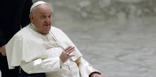 El Papa Francisco enfrenta crisis respiratoria y recibe tratamiento médico