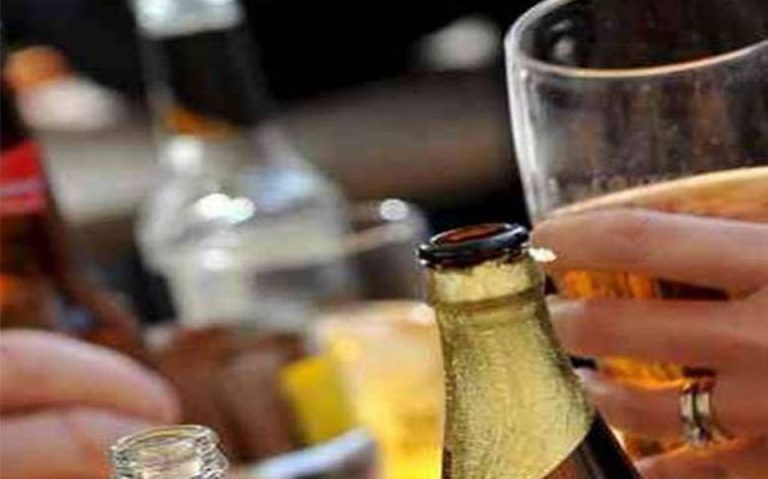 Senadora propone regular venta de alcohol con nuevos horarios y sanciones