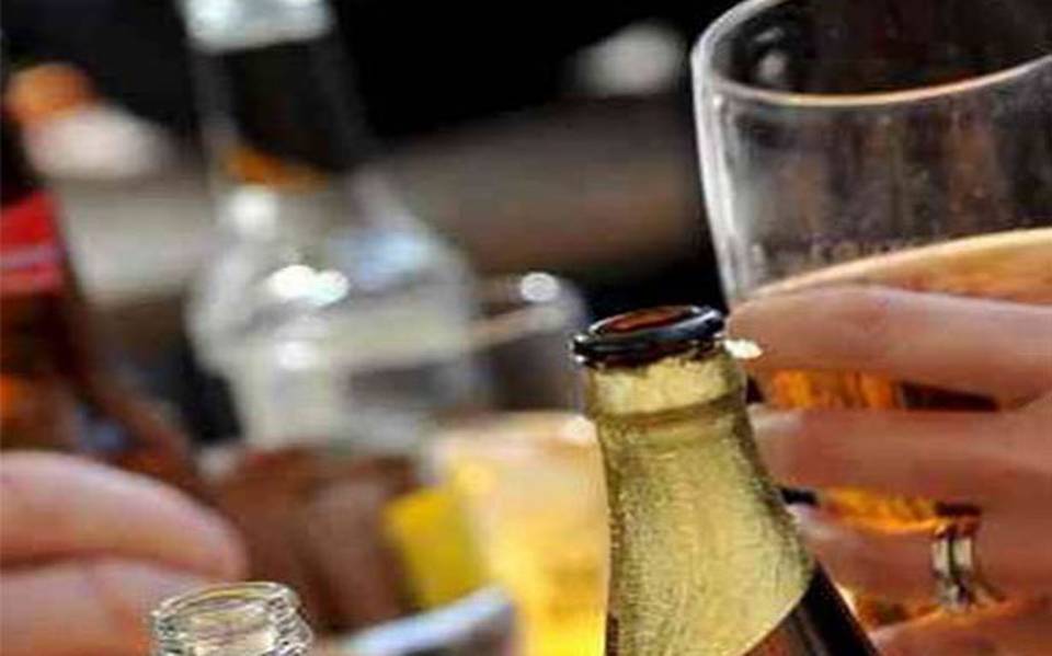 Senadora propone regular venta de alcohol con nuevos horarios y sanciones