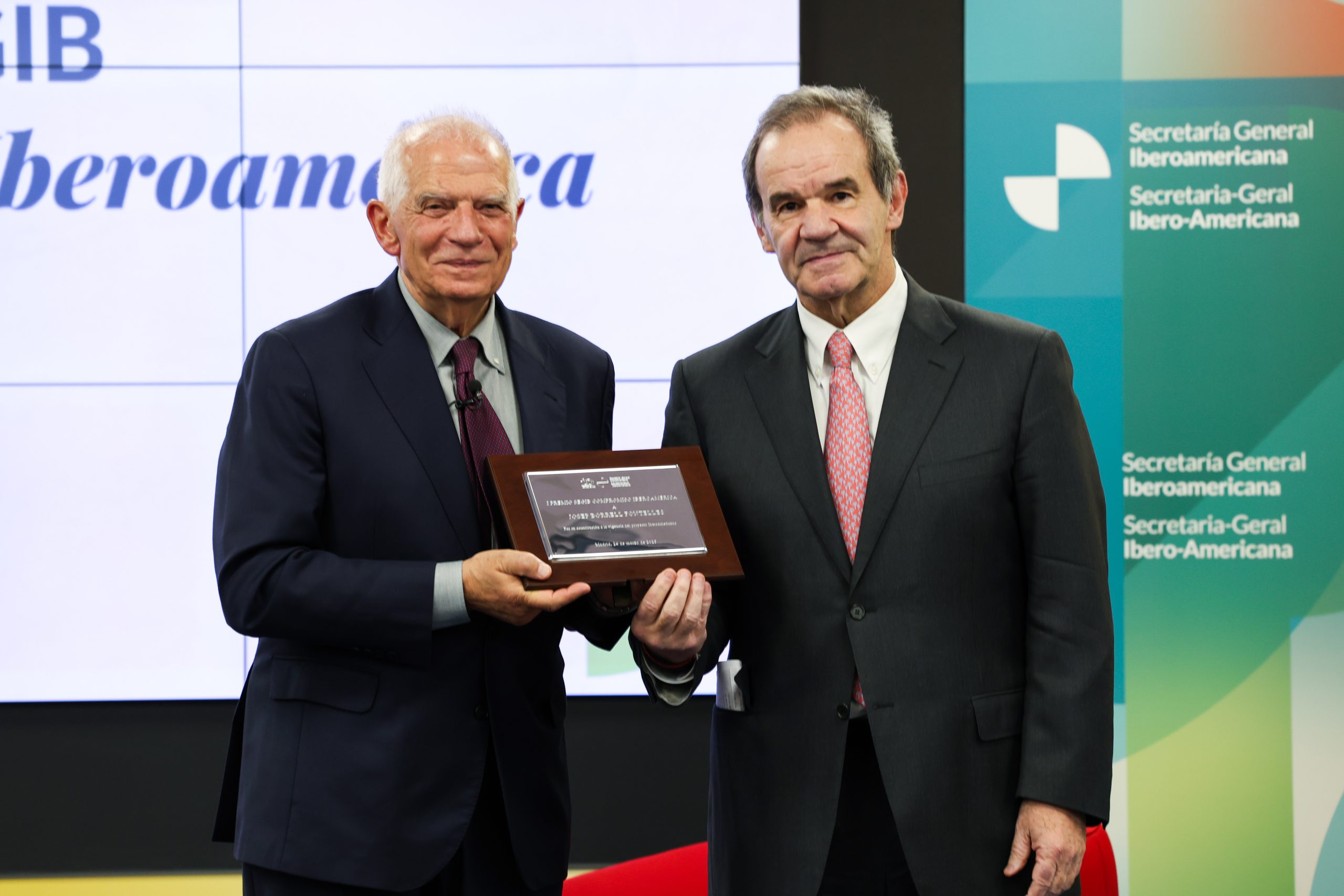 Josep Borrell recibe el Premio SEGIB por su compromiso con Iberoamérica