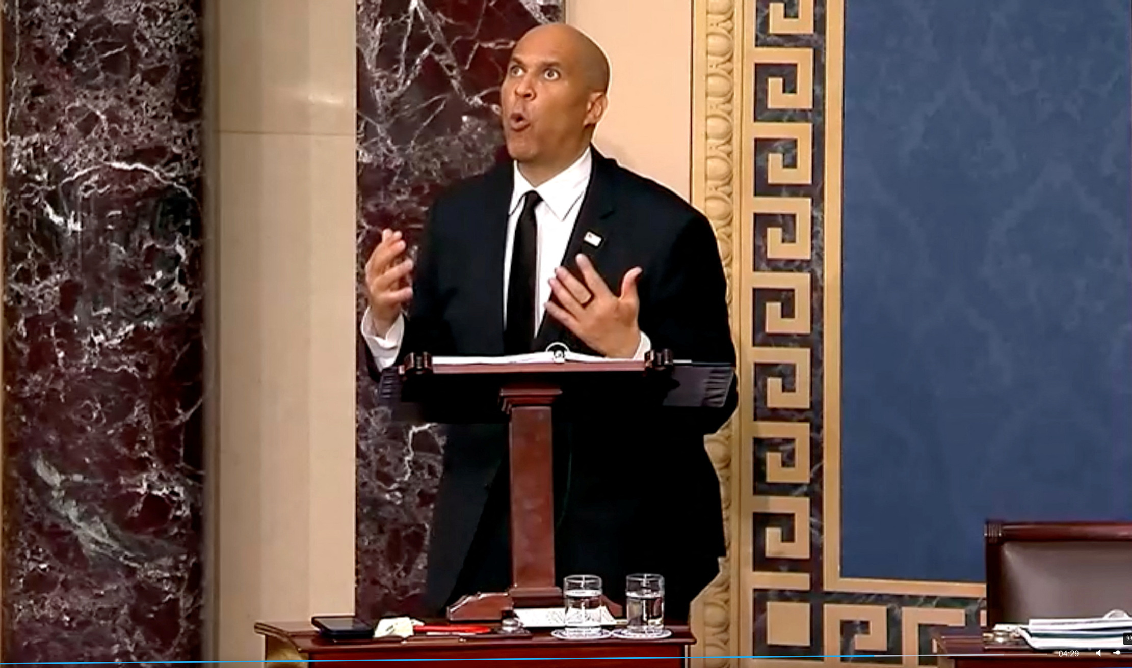 Cory Booker rompe récord en el Senado con un discurso histórico contra la política de Trump