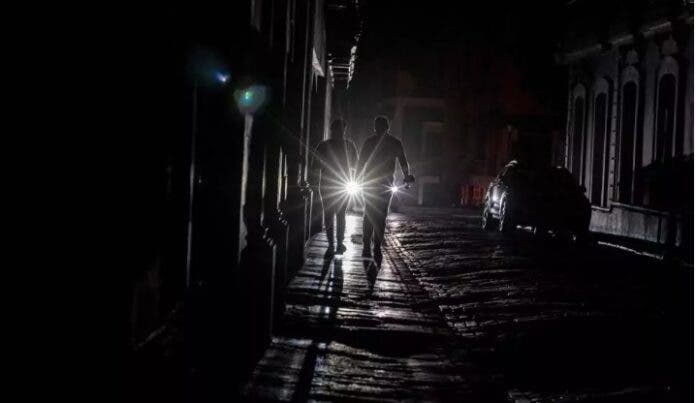 Puerto Rico a oscuras por fallo total en plantas generadoras