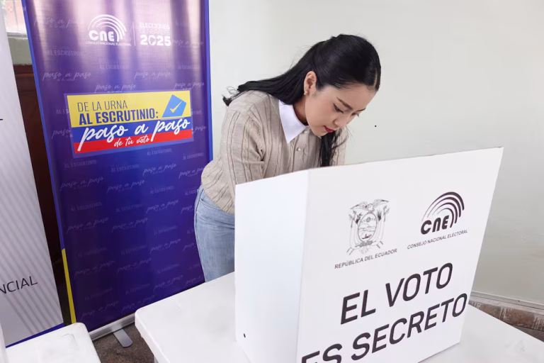 Ecuador decide su futuro entre tensión y polarización
