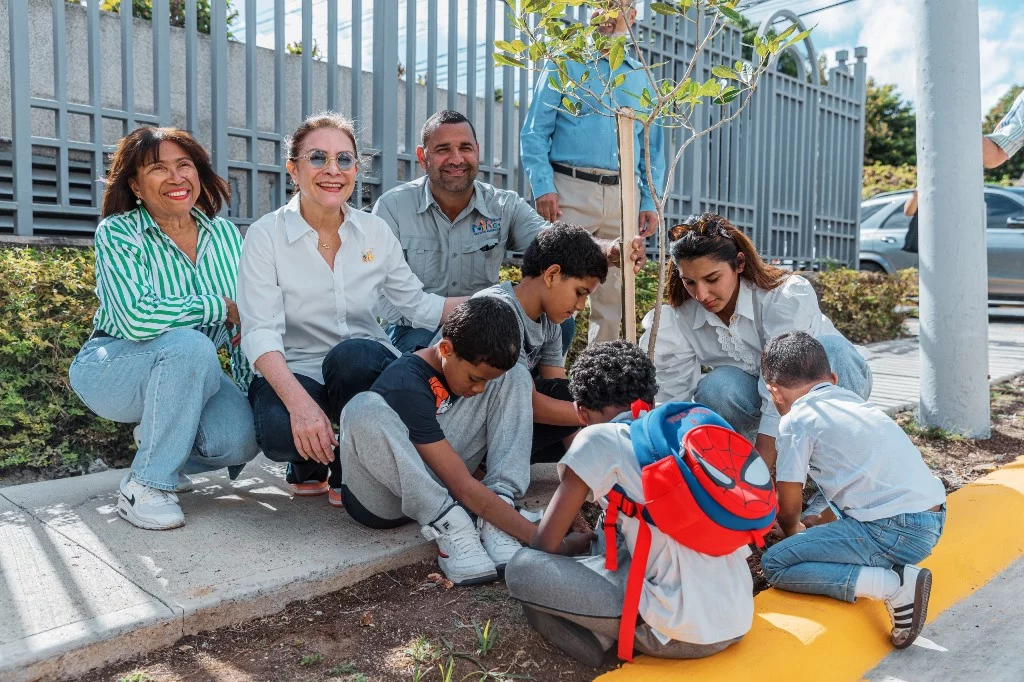 Carolina Mejía impulsa reforestación urbana en el sector Serrallés