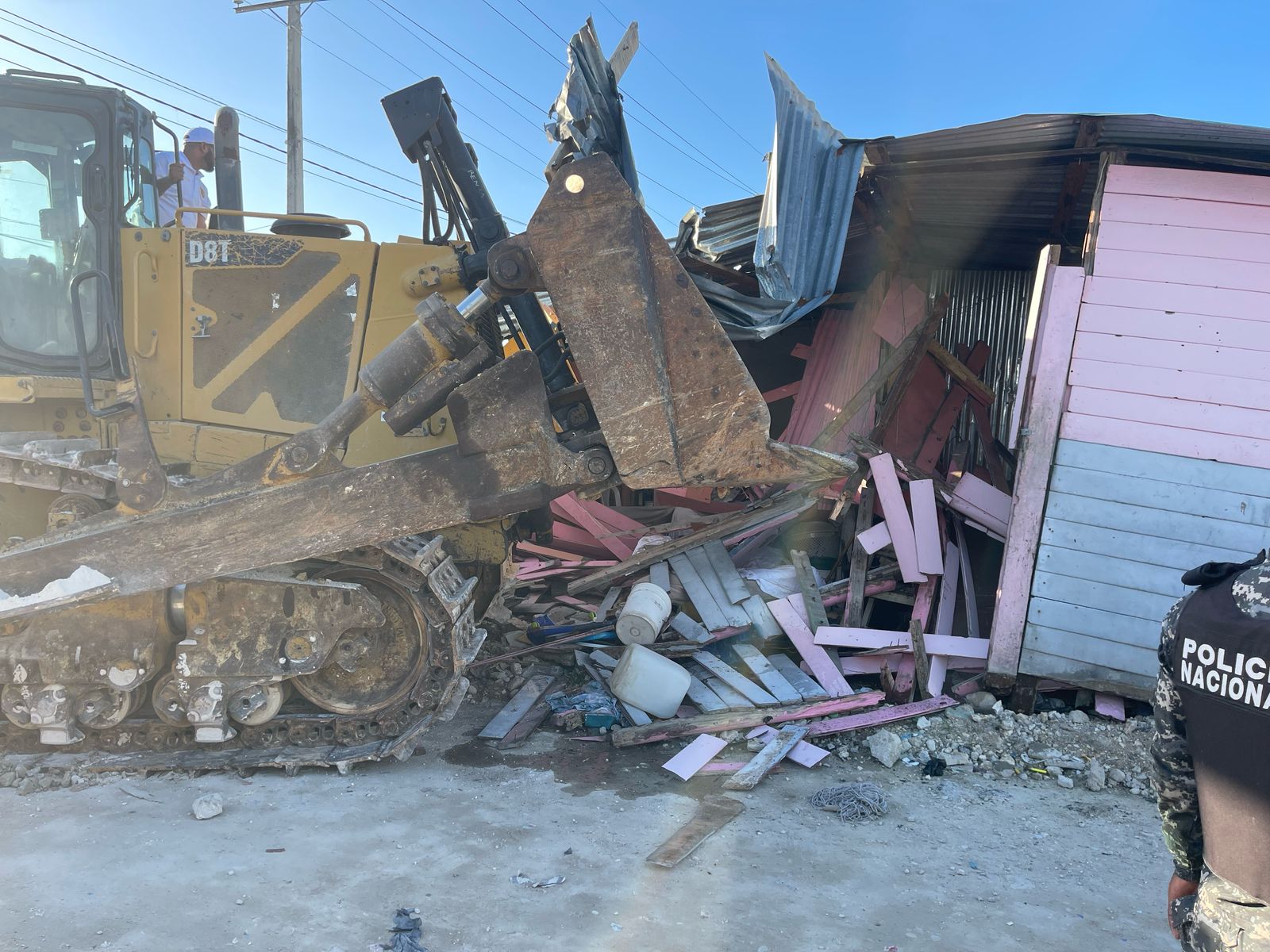 Migración interviene asentamiento irregular en Bávaro