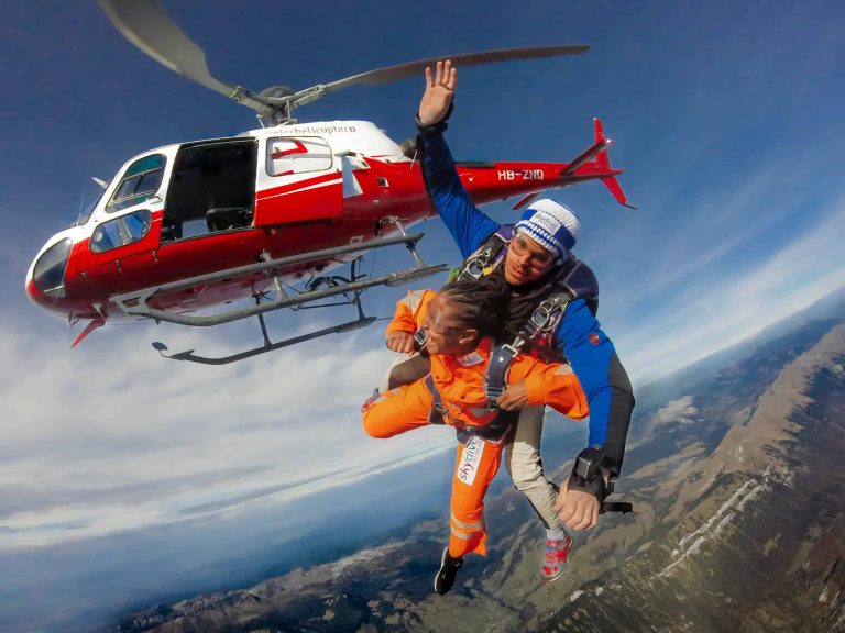 Se cuelga de helicóptero para cumplir su sueño y sobrevive
