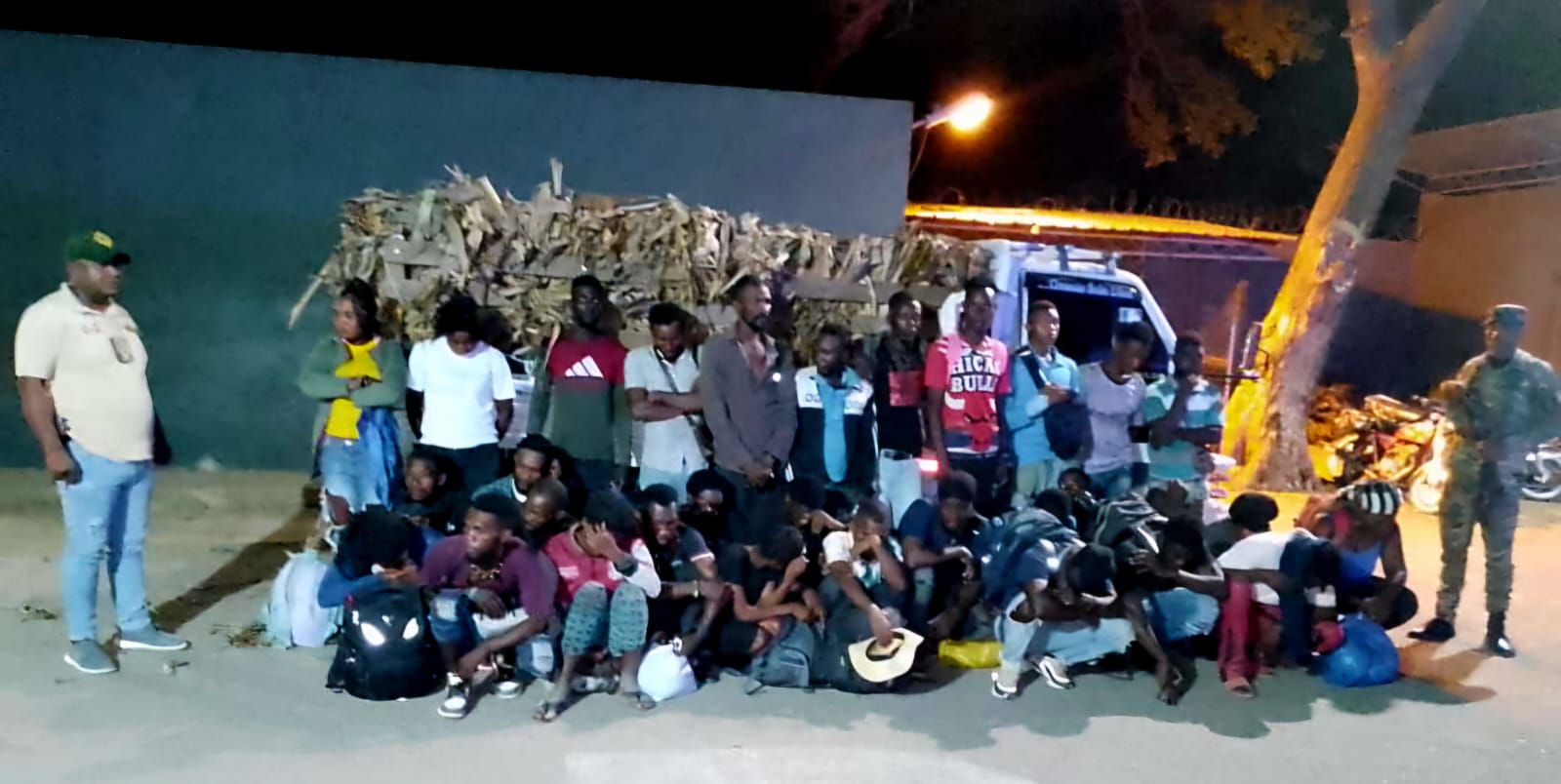 Capturan a camionero transportando a 35 inmigrantes haitianos ocultos bajo hojas de plátano