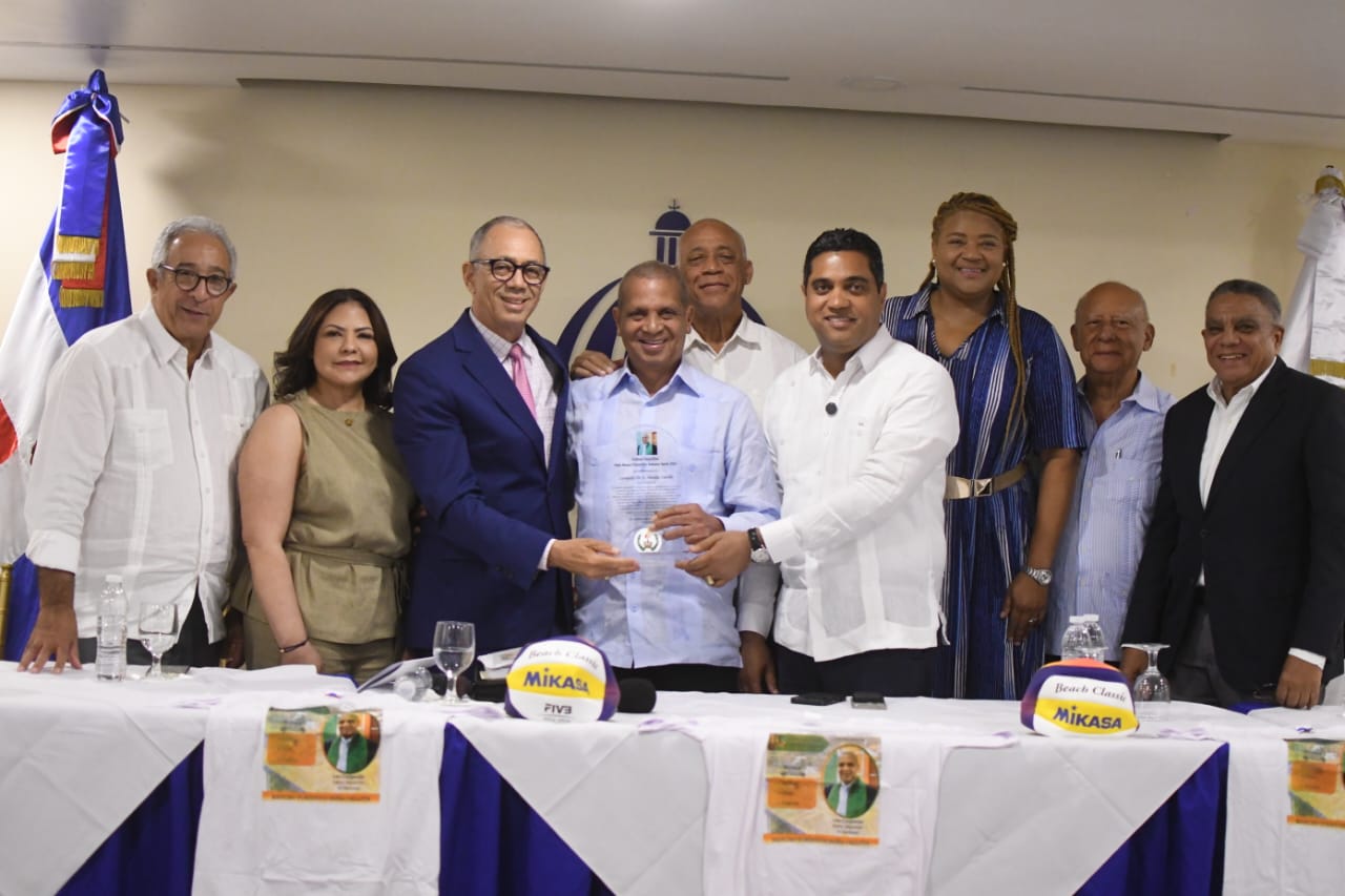 Leo Corporán recibe reconocimiento en Festival Deportivo Semana Santa Hato Mayor/Vicentillo 2025