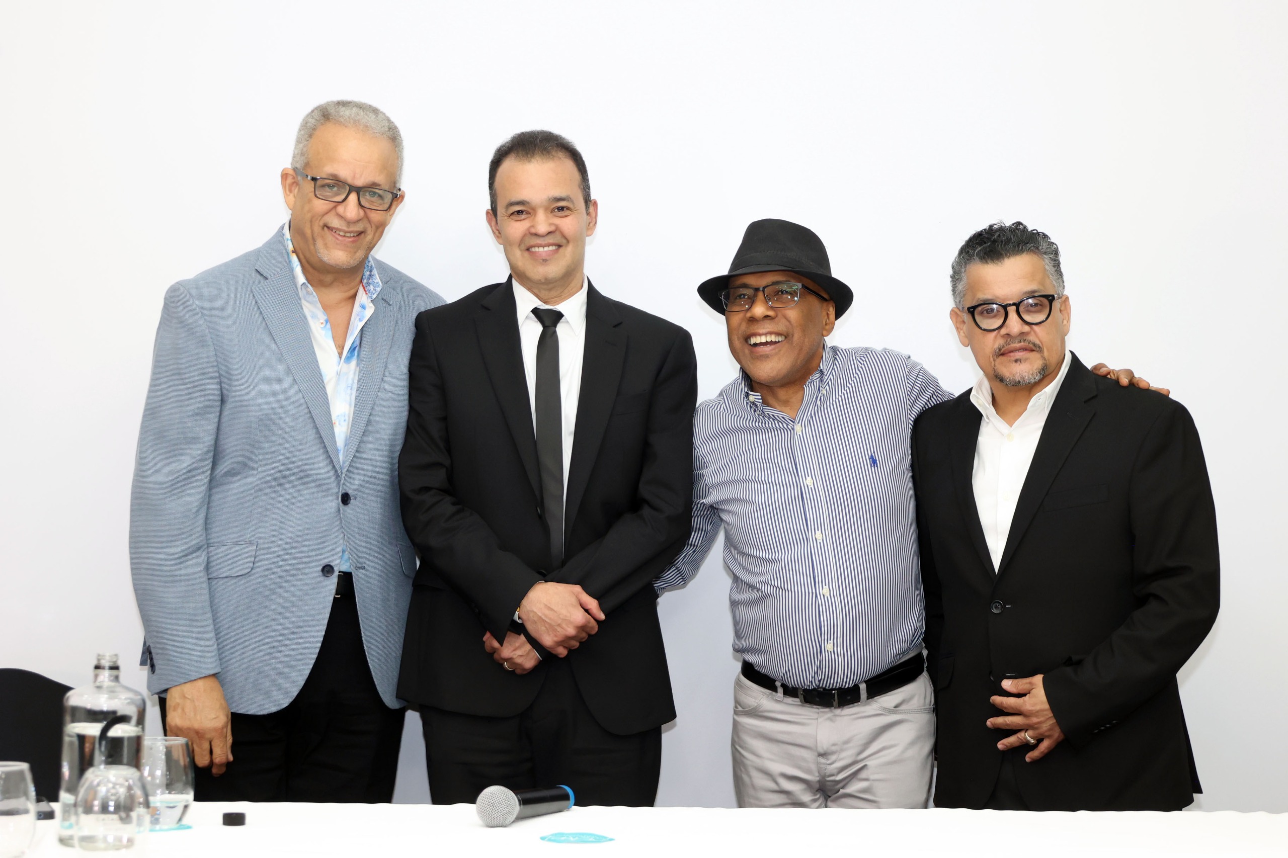 Alex Bueno Presenta 'El Más Completo': Un Álbum que Recorre Seis Ritmos Musicales