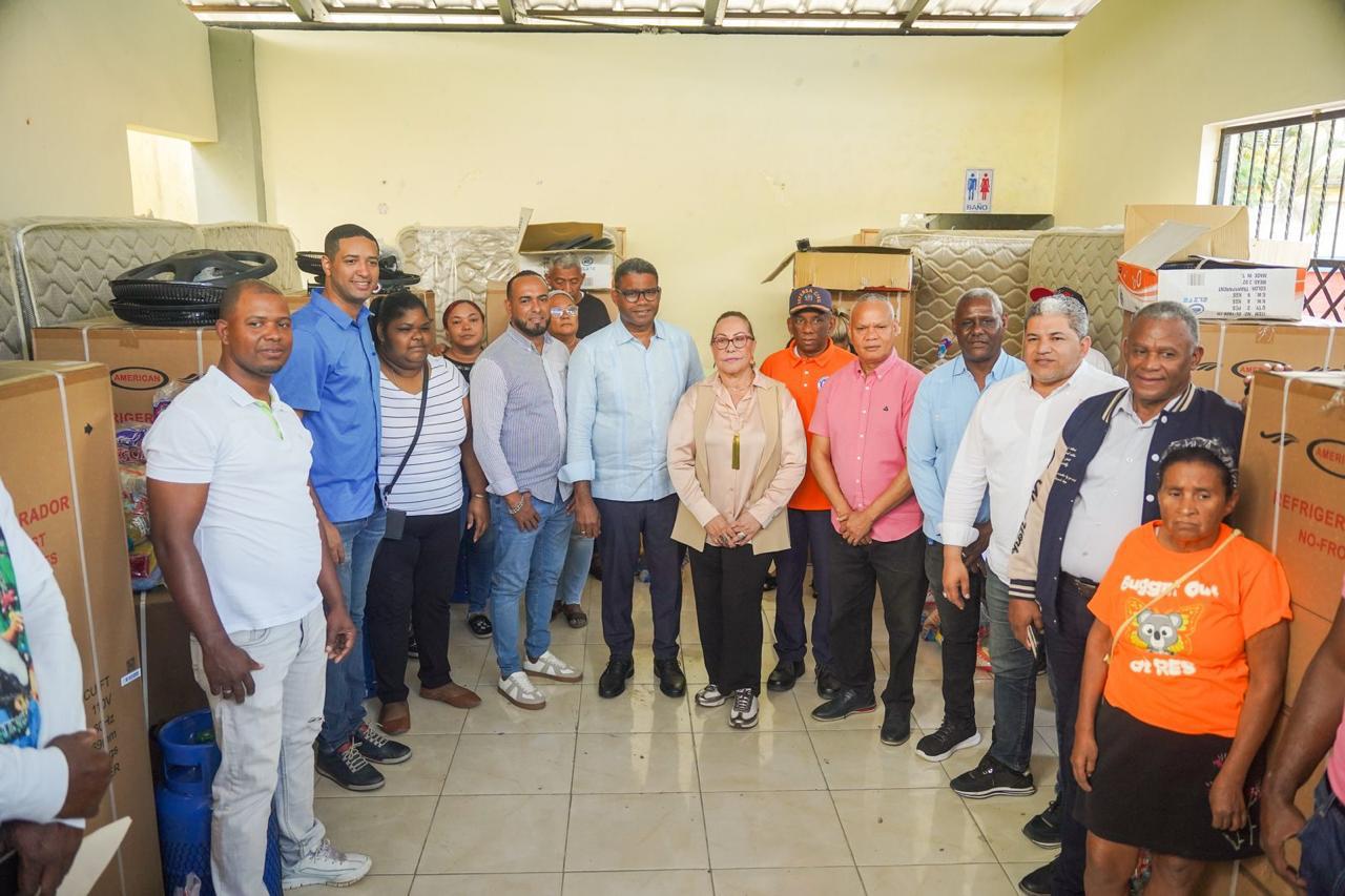 Gobierno responde con solidaridad a familias afectadas por incendio en Santiago