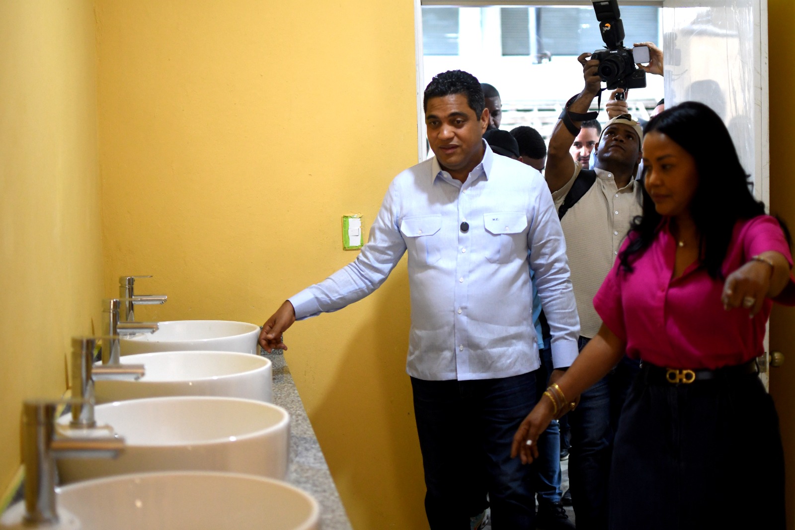 Kelvin Cruz inspecciona trabajos de reconstrucción polideportivo de Las Caobas