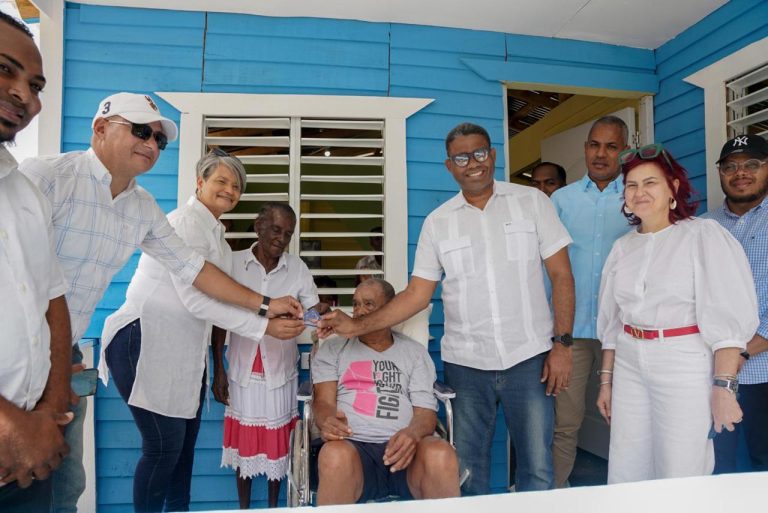 PROPEEP entrega vivienda equipada a adulta mayor afectada por incendio en San Pedro de Macorís
