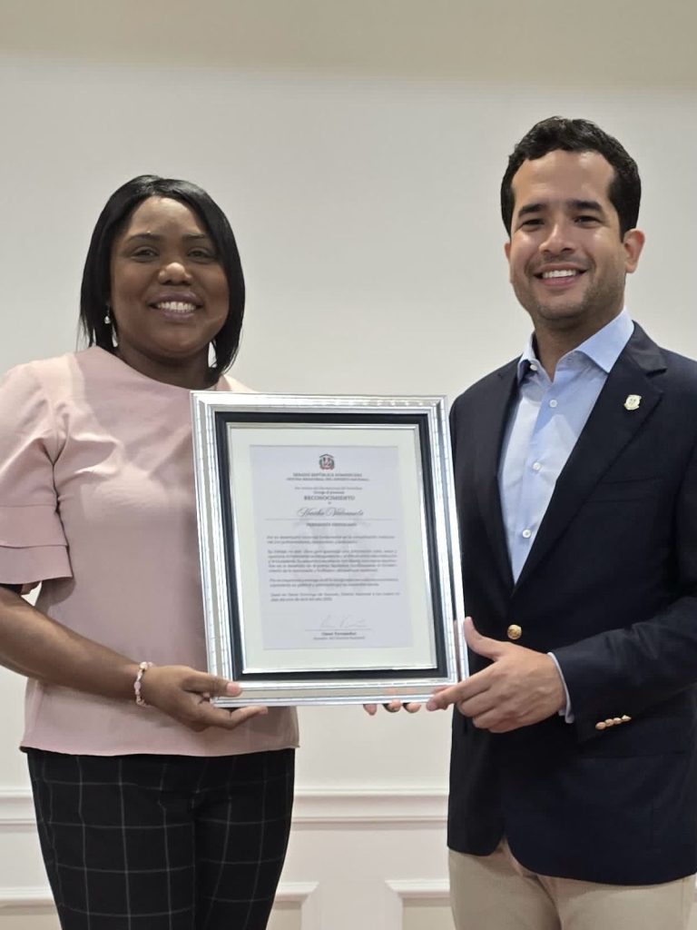 Periodistas del Congreso reciben homenaje por su entrega y vocación de servicio