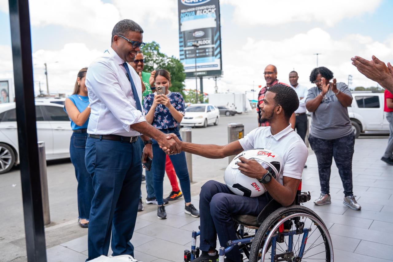 Joven con discapacidad recibe motor adaptado que transformará su día a día gracias a Propeep