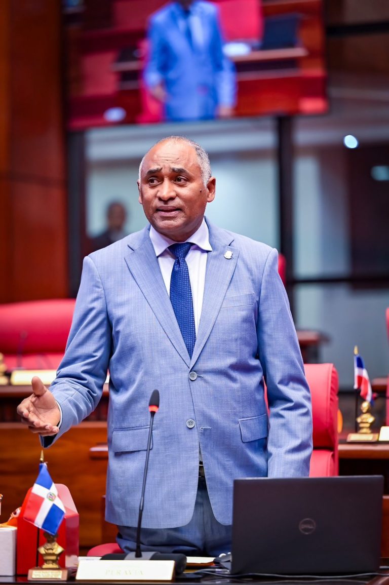 Senador Julito Fulcar se traslada al lugar del derrumbe en discoteca Jet Set para brindar apoyo a víctimas y familiares