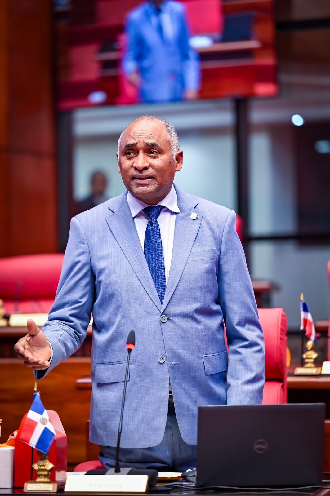 Senador Julito Fulcar se traslada al lugar del derrumbe en discoteca Jet Set para brindar apoyo a víctimas y familiares