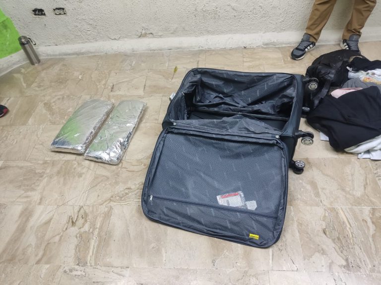 Droga abandonada en maleta: frustran intento de tráfico a Inglaterra