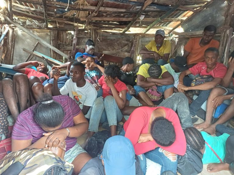Ejército descubrió casucha con 26 haitianos indocumentados en San Juan