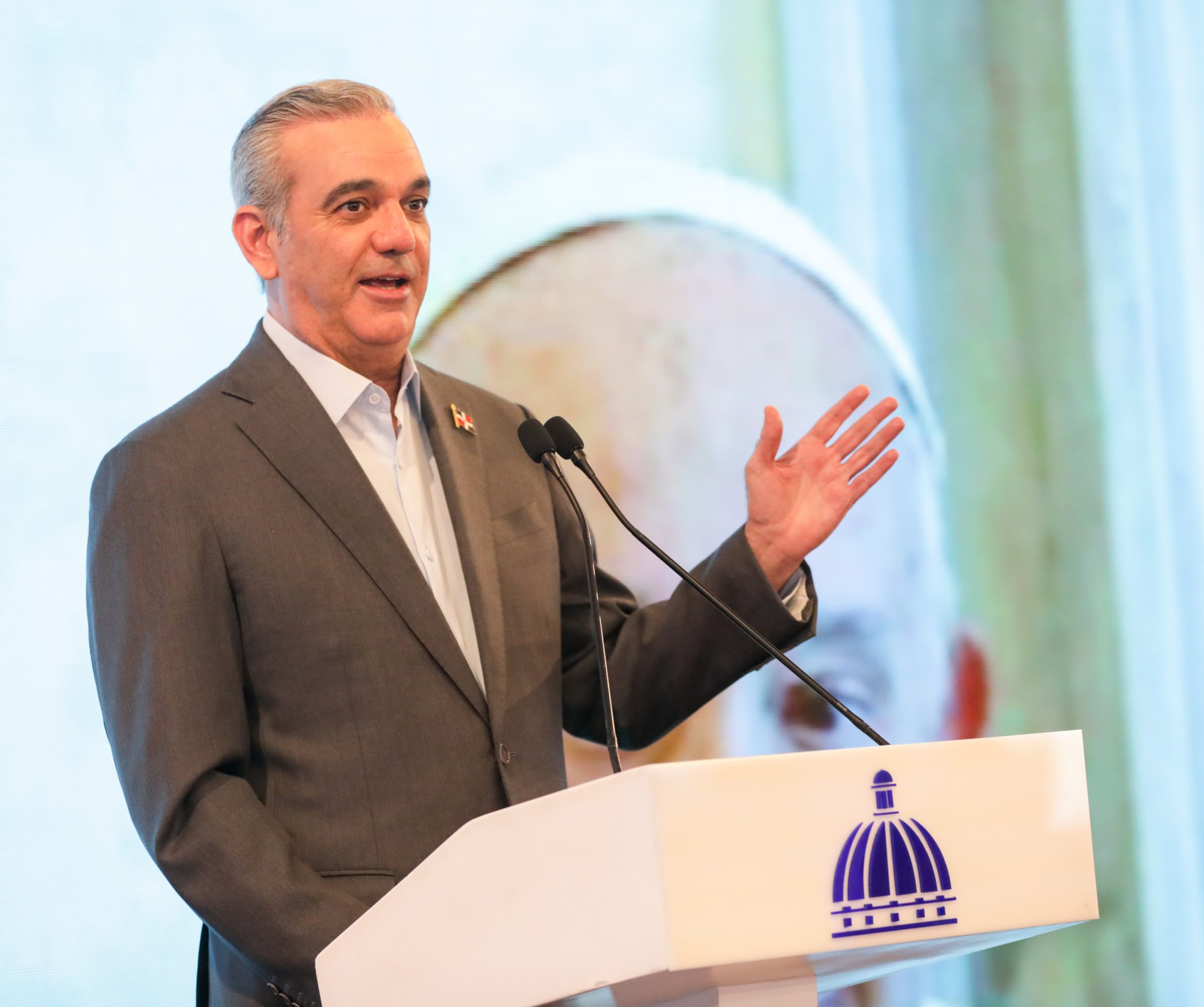 Abinader revisa 15 medidas migratorias para blindar la frontera