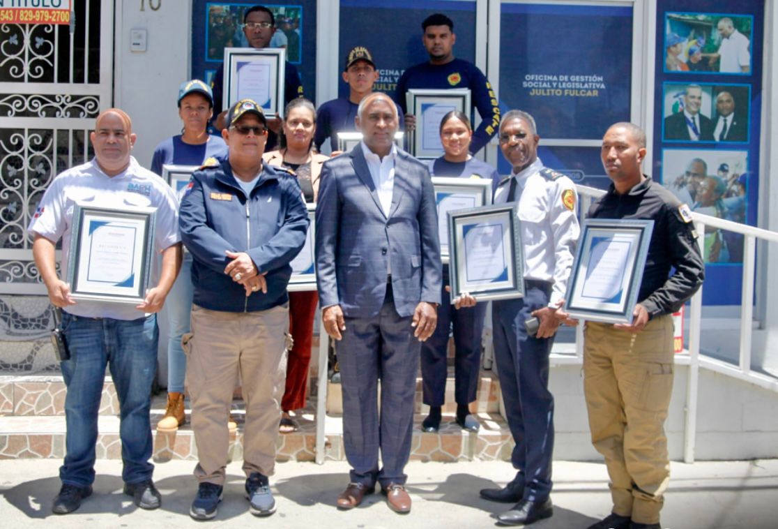 Julito Fulcar honra a héroes del rescate en Jet Set