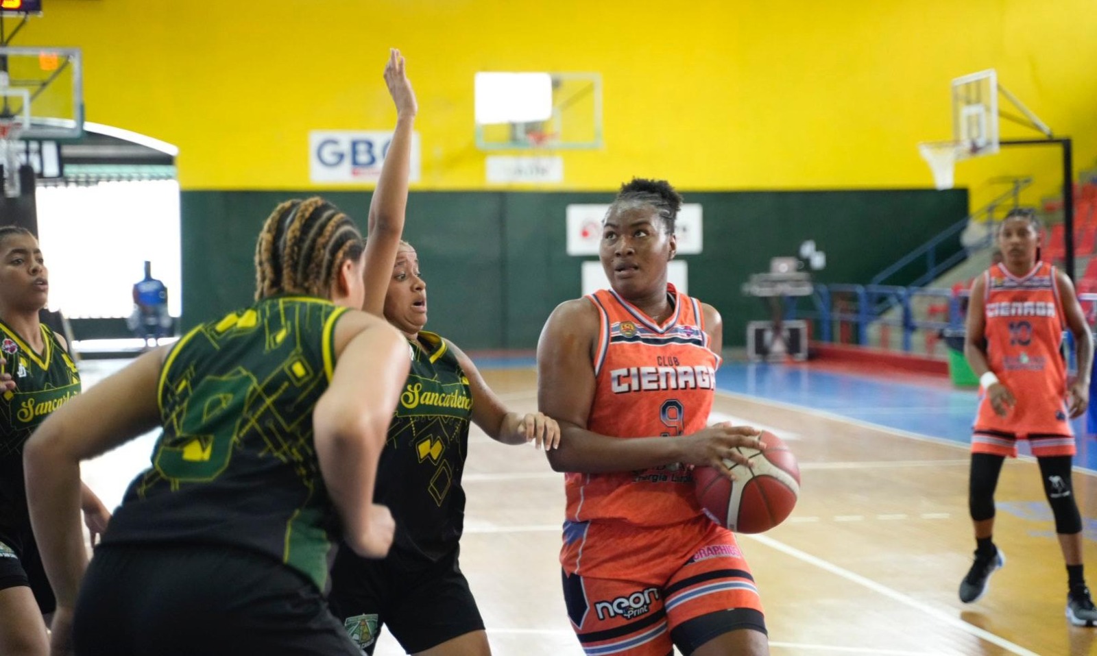 La Ciénaga triunfa en dramático cierre y toma ventaja en semifinal femenina