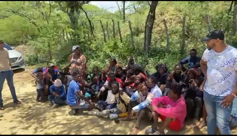 Detienen a tres dominicanos por tráfico de 41 haitianos en Montecristi