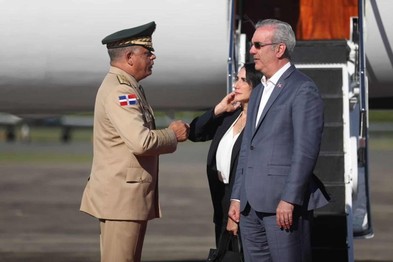 Abinader regresa tras honras fúnebres al papa Francisco