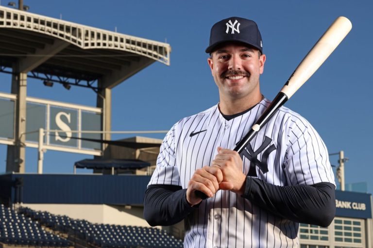 En el Yankee Stadium, los New York Yankees derrotaron 4-1 a los Kansas City Royals gracias a cuatro cuadrangulares solitarios de Jazz Chisholm Jr., Trent Grisham, Ben Rice y Austin Wells. Carlos Carrasco brilló en la lomita con cinco entradas sólidas, y el bullpen mantuvo el control hasta el final. En el Wrigley Field, los Chicago Cubs sorprendieron a los Los Angeles Dodgers con una actuación magistral de Pete Crow-Armstrong, quien conectó dos jonrones y un triple, guiando la victoria 4-2. Colin Rea y los relevistas contuvieron a la temida ofensiva angelina. Por su parte, los Dodgers también vencieron 5-3 a los Rockies, con cuadrangulares de Mookie Betts y Shohei Ohtani, mientras Dustin May lanzó seis entradas efectivas para asegurar el triunfo. En Houston, los St. Louis Cardinals dominaron 8-3 a los Astros, respaldados por 14 imparables. El abridor Framber Valdez sufrió en el montículo, permitiendo siete carreras en cuatro entradas. La paliza de la noche fue cortesía de los Tampa Bay Rays, que vencieron 16-1 a los Boston Red Sox en el George M. Steinbrenner Field, su sede provisional. El derecho Shane Baz consiguió su segunda victoria de la temporada. Este 15 de abril, la MLB rinde homenaje a Jackie Robinson, con todos los jugadores portando el icónico número 42, en memoria del hombre que cambió para siempre el rumbo del béisbol y de la historia.