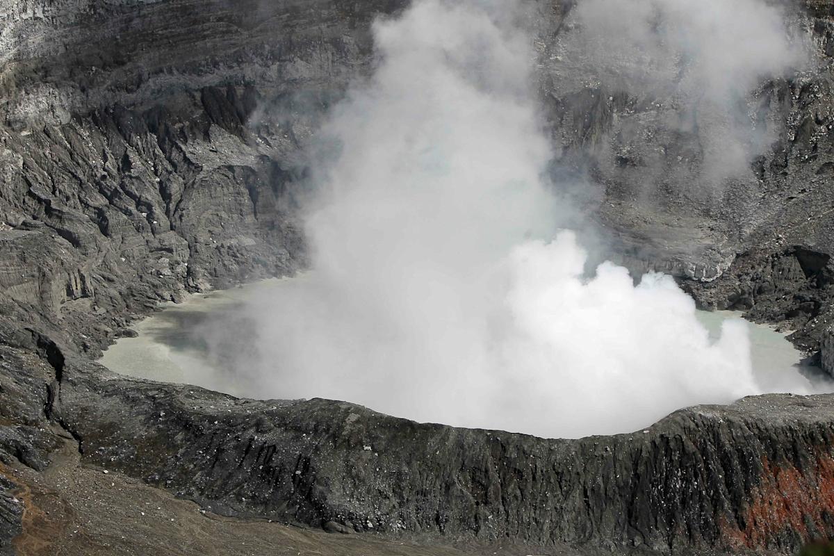 Volcán Poás entra en fase activa: advierten riesgos por rocas, gases y ceniza