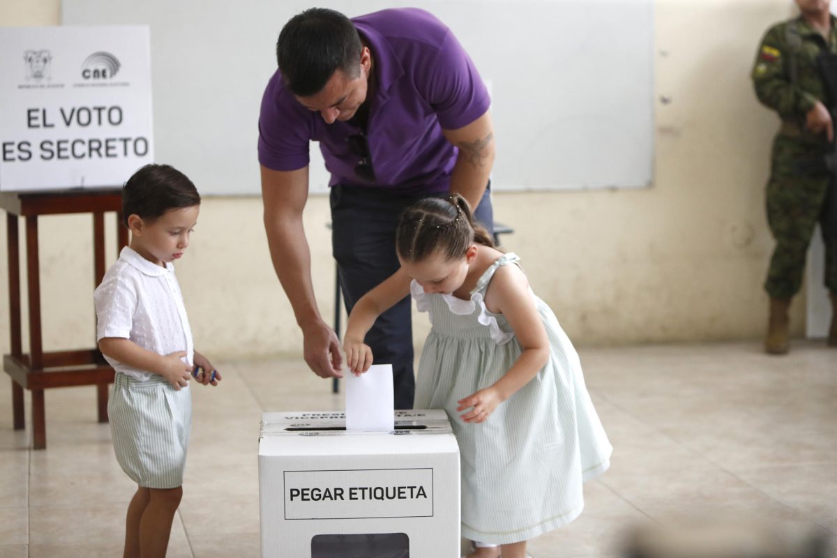 Daniel Noboa vota en Olón junto a su familia