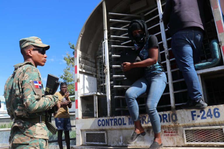 Haitianos retoman su rutina pese a operativos de Migración