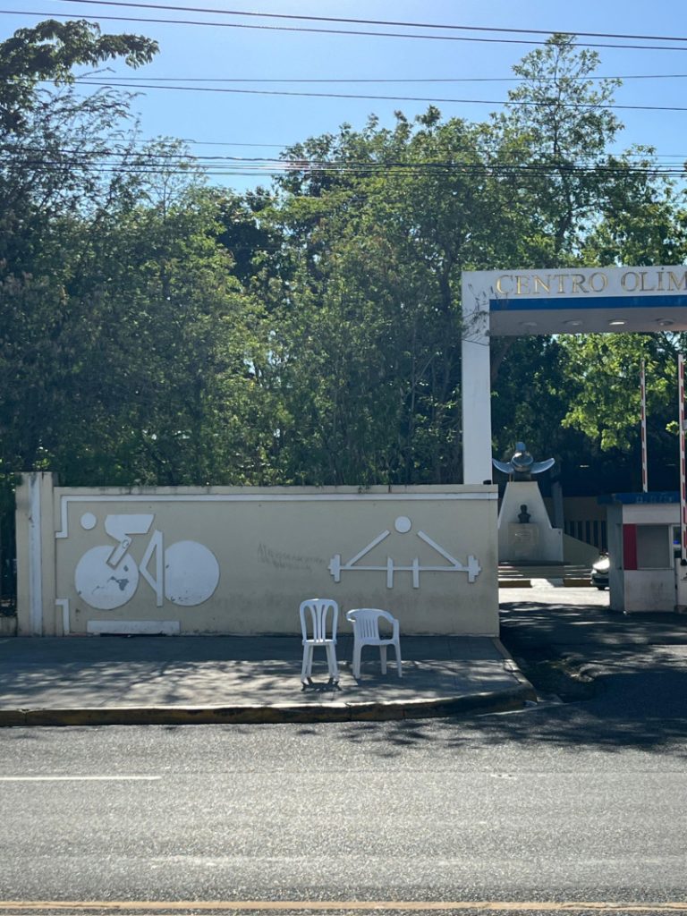 Dos sillas y una pista: crecen rumores de concierto de Bad Bunny en RD