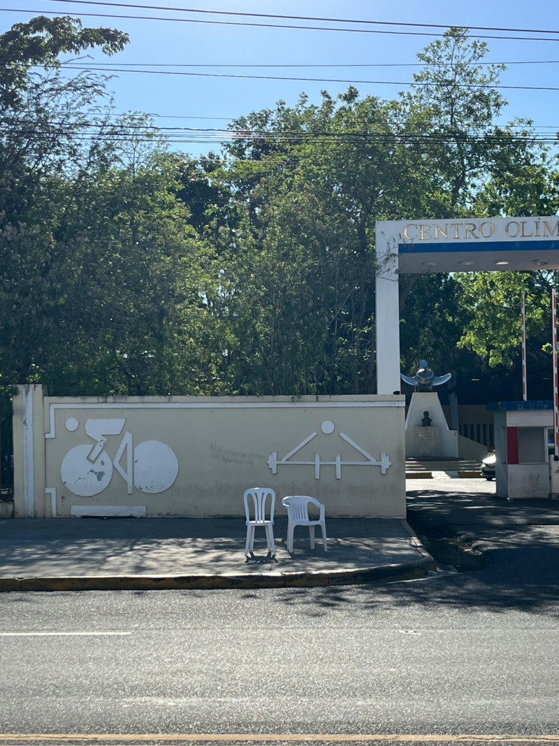 Dos sillas y una pista: crecen rumores de concierto de Bad Bunny en RD