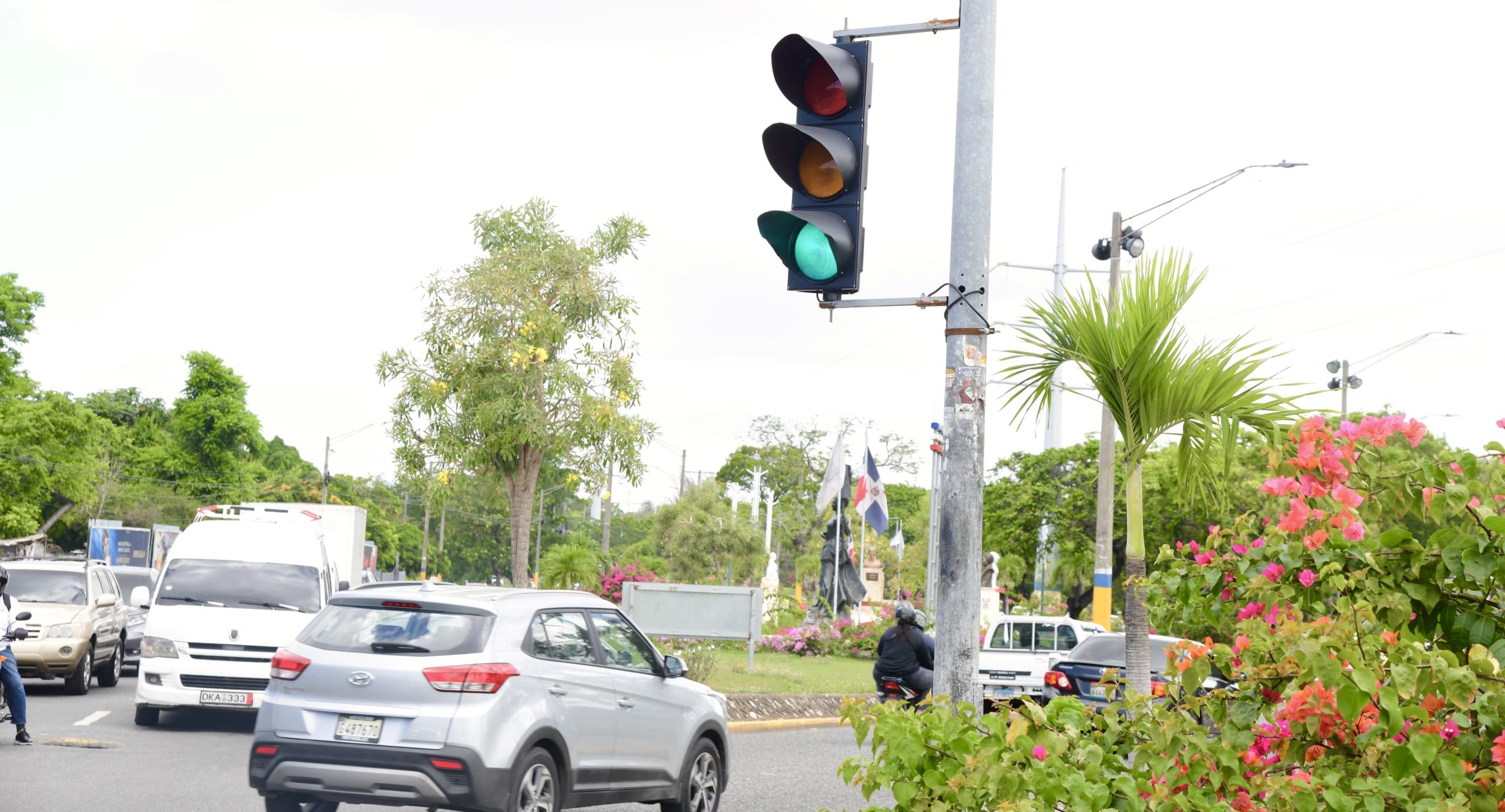 Nuevo semáforo mejora seguridad vial en punto crítico de Santo Domingo Este