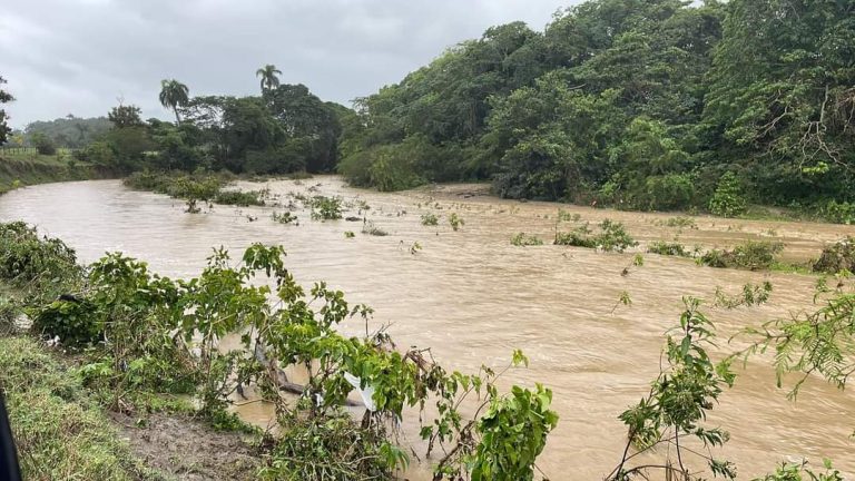 Hallan sin vida a niño arrastrado por lluvias en San Juan