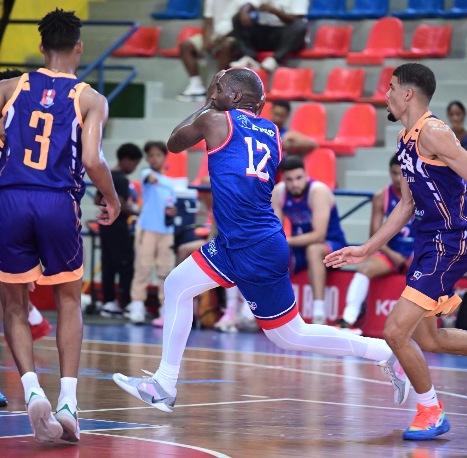 Jones desata una tormenta de 51 puntos y lidera al Rosa Duarte