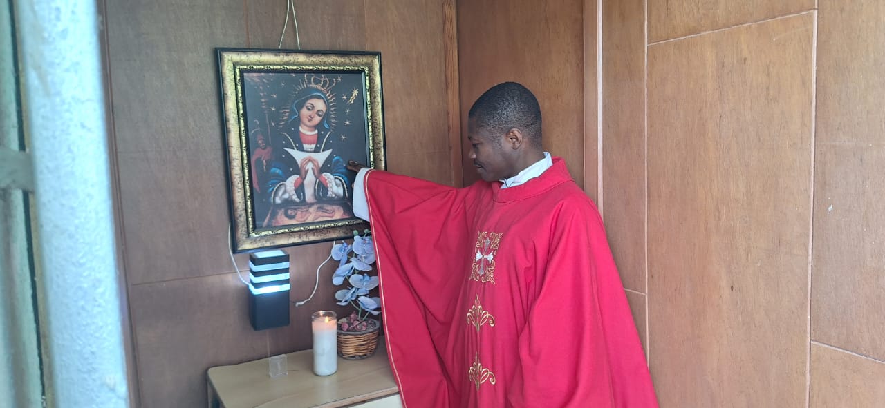 Párroco clama por arreglo de calles en Santo Domingo Norte