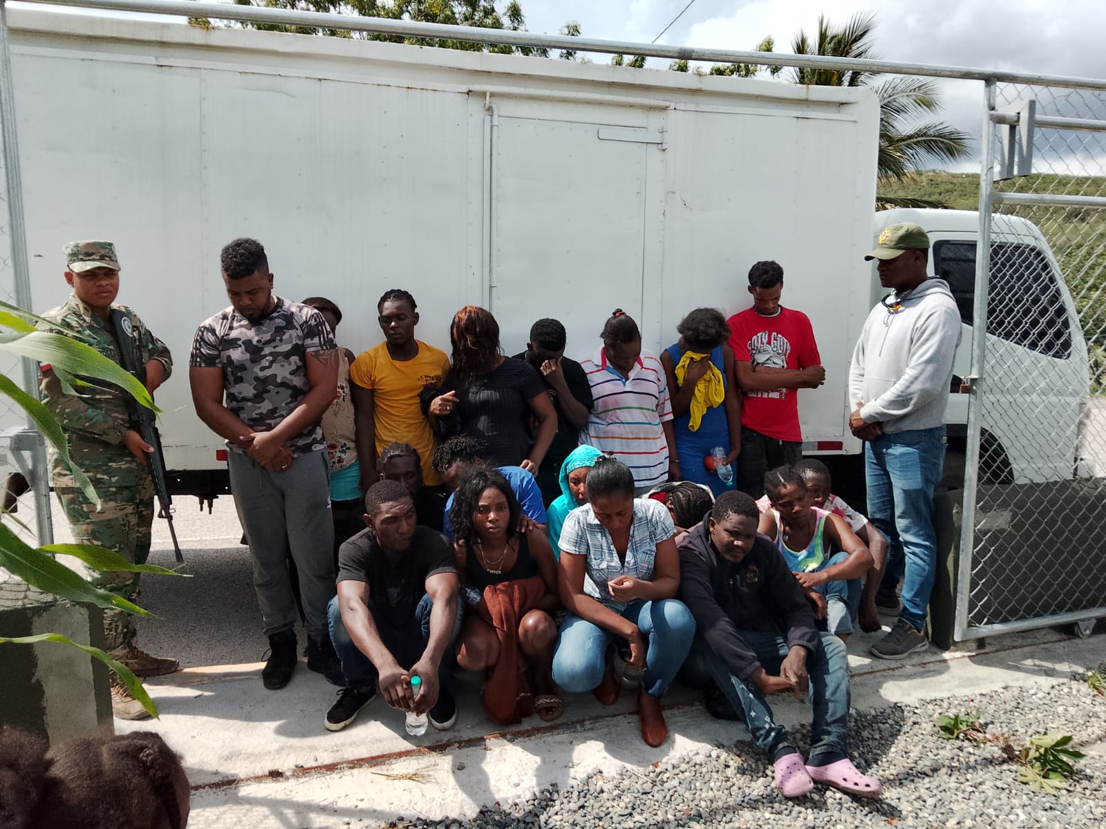 Interceptan camión con 18 haitianos ocultos en furgón