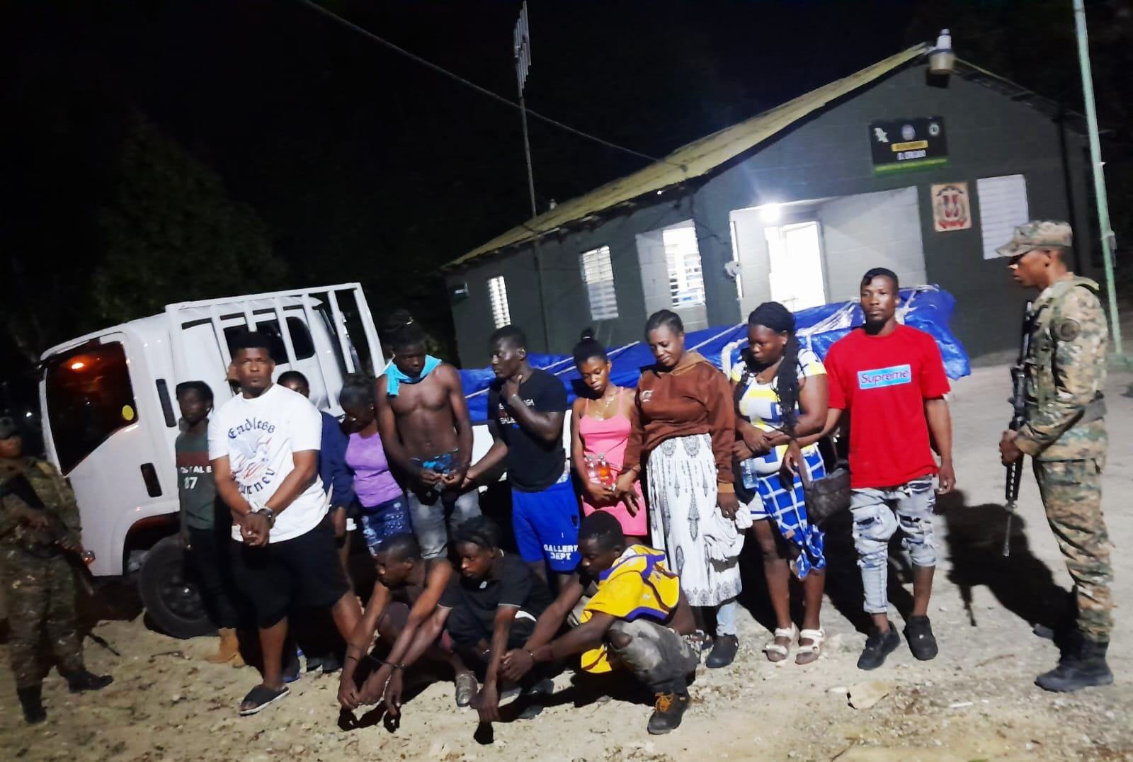 Descubren 13 haitianos ocultos bajo lona en camión en San Juan