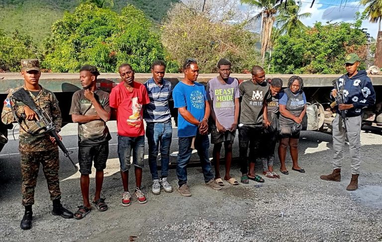 Descubren haitianos ocultos en falsa estructura de patana en Azua