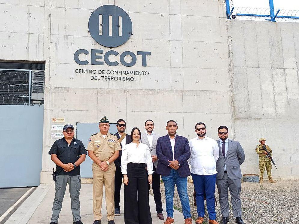 Fernández Onofre estudia modelo de seguridad de El Salvador