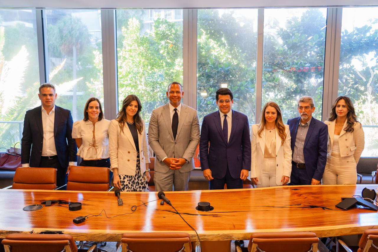 Collado y Alex Rodríguez Presentan Mega Proyecto Turístico en Playa Grande